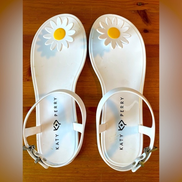 Katy Perry Collections Shoes - Katy Perry, women’s 8, The Gemini white yellow daisy sandal, cute summer floral
